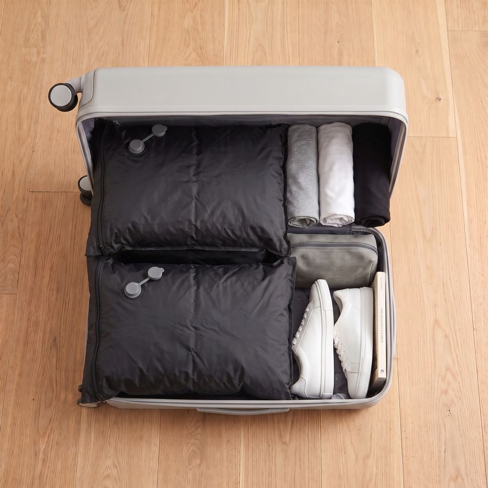 Maleta de cabina ordenada con dos bolsas al vacío